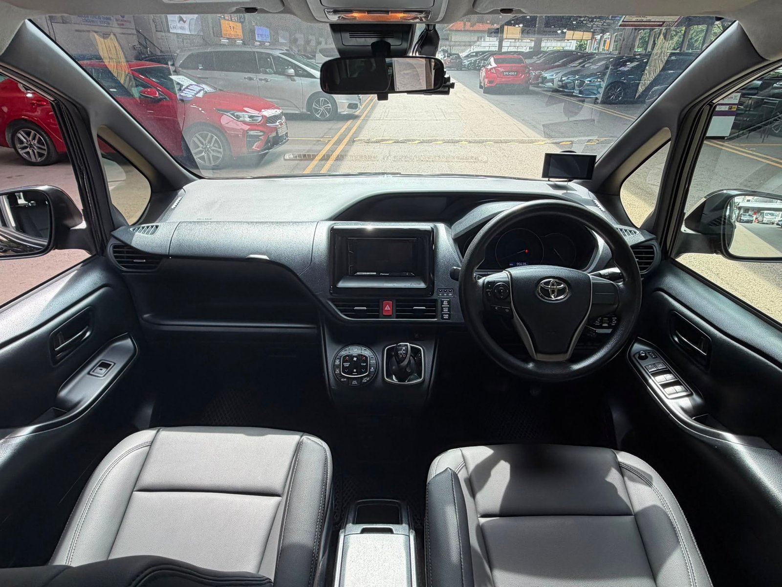 Toyota Noah Hybrid 1.8X photo 6